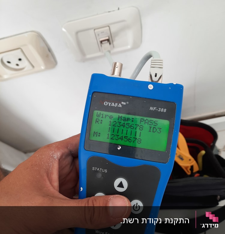 טכנאי רשת משתמש בבודק כבלים לבדיקת חיבורי רשת